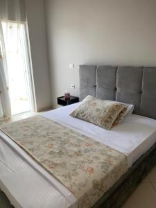 Un pat sau paturi într-o cameră la Elsa house