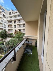 a balcony of a building with a table and chairs at Une pièce Issy-les-Moulineaux in Issy-les-Moulineaux +3 photos
