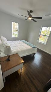 Ένα ή περισσότερα κρεβάτια σε δωμάτιο στο Renovated 2BR DT Marietta Braves