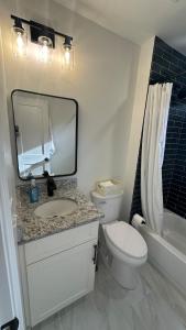 Ένα μπάνιο στο Renovated 2BR DT Marietta Braves