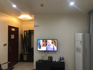 Tauese Seaview Hotel的电视和/或娱乐中心