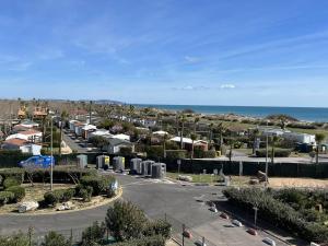 Studio 2 couchages CAP D'AGDE NATURISME CN060-L51 في كاب داغد: اطلالة جوية على موقف للسيارات بجانب المحيط