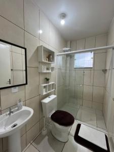 ein Badezimmer mit Dusche, Toilette und Waschbecken in der Unterkunft Aconchegante Cantinho 202 in Penha + 8 Fotos