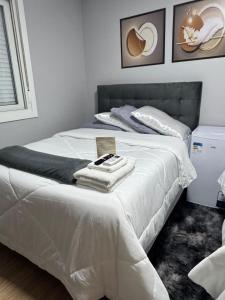 Suítes De Pádua - Quartos com banheiro privativo em casa ampla e completa em Santo Antônio de Lisboa - Florianópolis - SC - BR房間的床