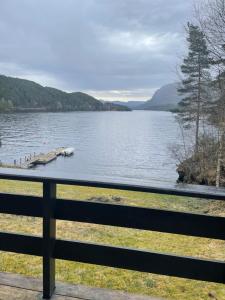 a view of a lake with a boat in the water at Barlindbotn feriehytte med båtutleige in Kvalsvik