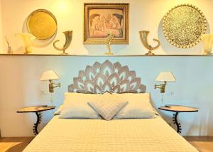 una camera da letto con un letto con due tavoli e due specchi di VILLA LOU TAORMINA Private Villa with Panoramic Sea View Pool a Taormina