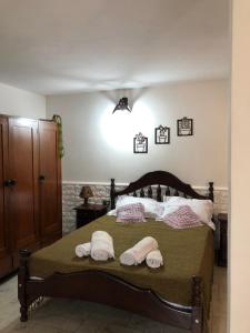 a bedroom with a bed with towels on it at Departamento la Oma in Posadas