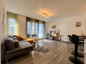 Posezení v ubytování 2-Zimmer Kaiser-CITY-Apartment mit Balkon und Smart-TV in der Kaiserstraße in Karlsruhe beim Europaplatz