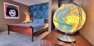 奥斯坦德Logies La Chèvre Folle - Lodging & Cooking in Style with Shared Kitchen的卧室,床边有一个大球盘