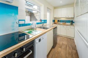 Kuchyň nebo kuchyňský kout v ubytování Kipper Cottage on the Northumberland Coast