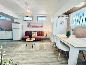 ein Wohnzimmer mit Sofa und Tisch in der Unterkunft Holibai, Vila Natercia, Horizontes de Galicia, Casa de Piedra y Mar, Baiona in Baiona