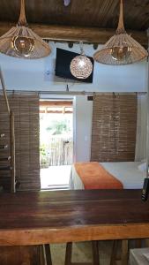 een slaapkamer met twee bedden en een raam bij Chalé do vini in Prado