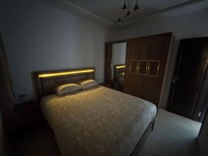 Ένα ή περισσότερα κρεβάτια σε δωμάτιο στο Tamuda Bay Family Appartement