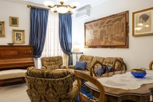 O zonă de relaxare la Glanz Antique Paradise near the Sea
