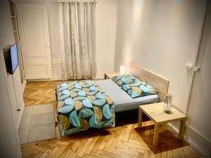 a small bedroom with a bed and a table at 9G en plein centre de Lyon, visite à pied in Lyon