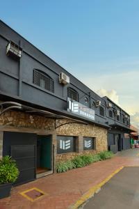 un edificio con balconi sui lati di HOTEL SENADoR a Ribeirão Preto