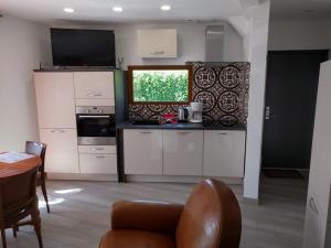 Kuchyň nebo kuchyňský kout v ubytování Confortable, au calme avec jardin, jolie vue - G3