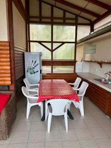 uma mesa e cadeiras numa cozinha com uma mesa e um balcão em Vikendica Dva labuda em Banoštor