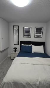 Ένα ή περισσότερα κρεβάτια σε δωμάτιο στο Brand New Stylish Heartland Suite! +26 φωτογραφίες