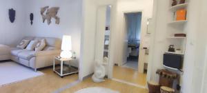 een woonkamer met een bank en een televisie bij A casa di Ezio e Paola in La Spezia