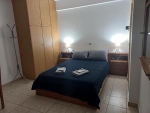 a bedroom with a bed with two towels on it at Sophie's Sunny Spot 4 in Yéfira