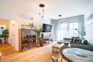 una sala de estar con un sofá y una mesa en Extraordinary apartment, en Staré Mesto