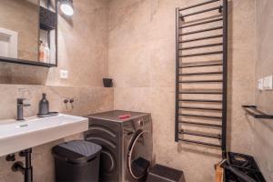 Un baño con lavadora y lavabo. en Extraordinary apartment, en Staré Mesto 29 fotos más