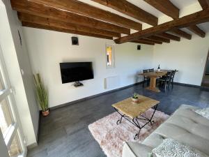TV a/nebo společenská místnost v ubytování Gîte du Paradis Normand