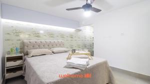 Un dormitorio con una cama y un ventilador de techo. en Aconchego e Vista Deslumbrante em Miguel Pereira - RJ, en Miguel Pereira