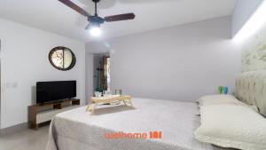 Una sala de estar con un sofá y un televisor. en Aconchego e Vista Deslumbrante em Miguel Pereira - RJ, en Miguel Pereira