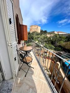 a balcony with a table and chairs on a balcony at casa solemar in La Maddalena