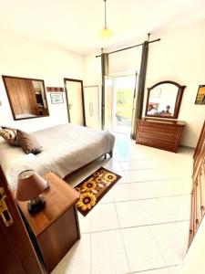 a bedroom with a bed and a table and a mirror at casa solemar in La Maddalena