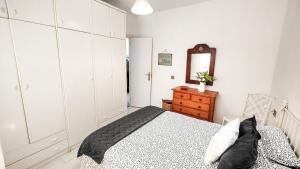a bedroom with a bed and a dresser and a mirror at Bonito apartamento en playa de la Carihuela in Torremolinos