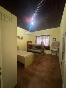 En eller flere senge i et værelse på Atravessou esta na praia