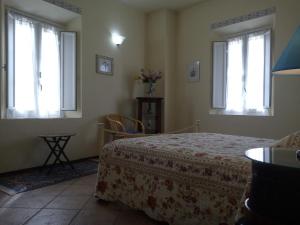 Un dormitorio con una cama y dos ventanas. en Appartamento Cardellini 1, en Pescia