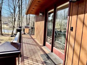 Balkón nebo terasa v ubytování Catskill Water Front Chalet Ping Pong Firepit WiFi