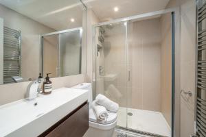 Ένα μπάνιο στο Niru Experience Hidden Gem In Chelsea 2bd 2ba +23 φωτογραφίες