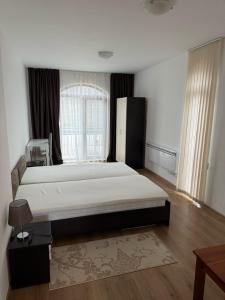 En eller flere senge i et værelse på Panoramic Sea View Apartment