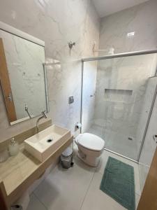 Salle de bains dans l'établissement Condomínio Bela Vista - Casa 11A 13 autres photos