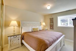 Ένα ή περισσότερα κρεβάτια σε δωμάτιο στο Oceanfront Oregon Retreat - Pool, Sauna and Patio! +27 φωτογραφίες