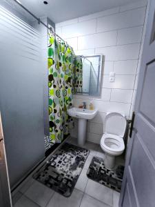a bathroom with a toilet and a sink at Appartement cosy à Reghaia Plage pour les familles in Reghaïa