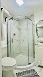 Ένα μπάνιο στο Modern 1BR Suite Boutique 5 Miles to Beach