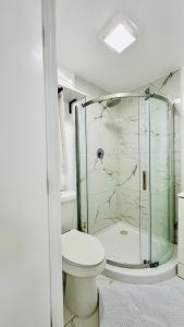 Ένα μπάνιο στο Modern 1BR Suite Boutique 5 Miles to Beach