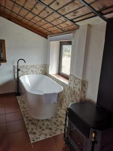 Postel nebo postele na pokoji v ubytování Casas del Alto Tajo - La Casa Roja + 15 fotografií