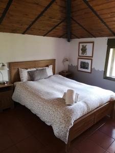 Postel nebo postele na pokoji v ubytování Casas del Alto Tajo - La Casa Roja