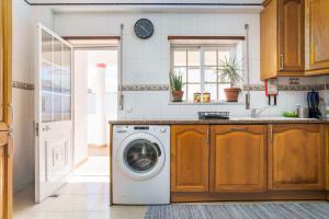 Η κουζίνα ή μικρή κουζίνα στο cozy sunny peaceful flat with swimming pool