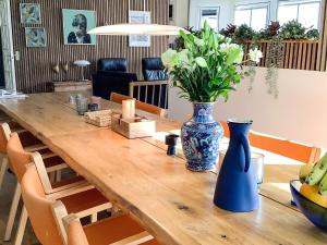 SkalsにあるSpacious Family Retreat - By Traum Ferienwohnungenの木製テーブル(花瓶付)