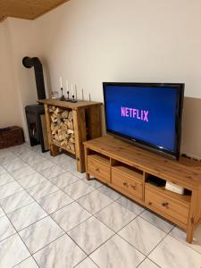 TV a/nebo společenská místnost v ubytování Ubytování na Čechách