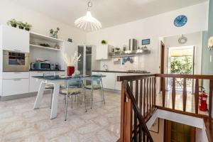 Kuchyň nebo kuchyňský kout v ubytování Cà Vivaldi penthouse 5terreparco