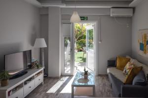 A television and/or entertainment centre at The Prickly Pear Apartment